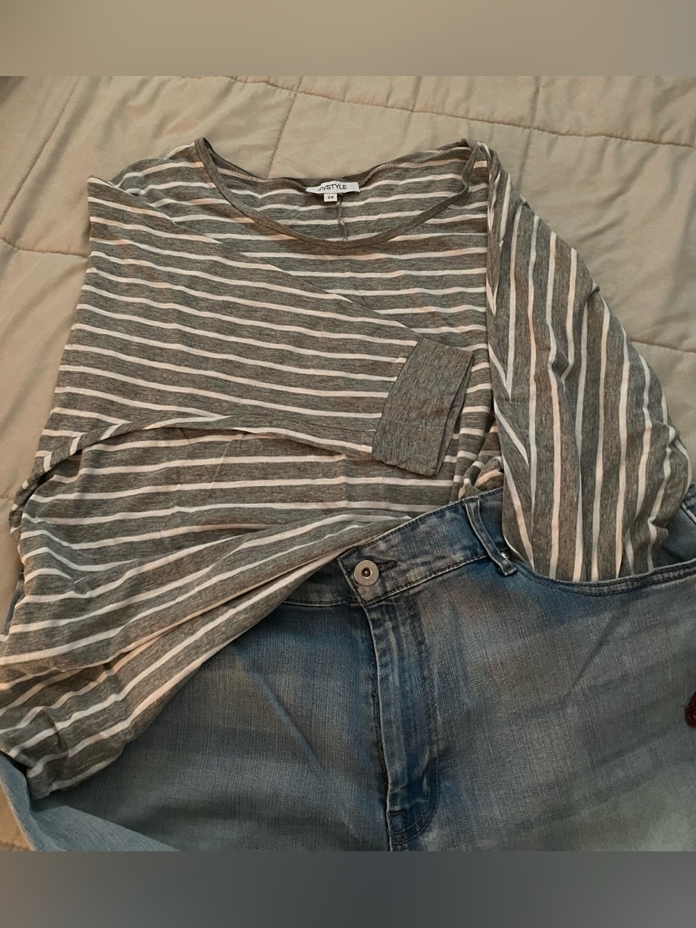 NWOT Women’s Gray & White Striped Mid-Sleeve Shirt 2X. LAST CHANCE!!!
